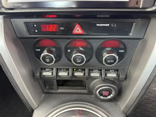 トヨタ ８６ GT リミテッド 愛知県 2012(平24)年 4.5万km サテンホワイトパール ＴＲＤエアロ　/ＴＲＤマフラー　/ナビNSZT-W62G/ＨＩＤライト　/オートライト　/スマートキー　/ワンセグＴＶ　/プッシュスタート/アルミホイール　/フロアマット　/保証書　/取説　/記録簿