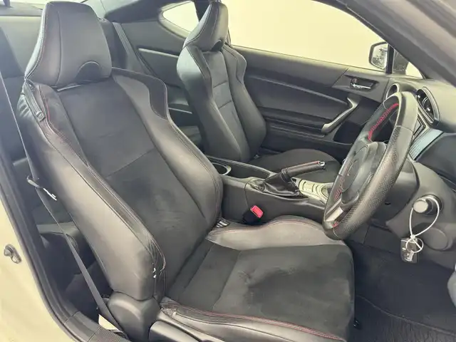 トヨタ ８６ GT リミテッド 愛知県 2012(平24)年 4.5万km サテンホワイトパール ＴＲＤエアロ　/ＴＲＤマフラー　/ナビNSZT-W62G/ＨＩＤライト　/オートライト　/スマートキー　/ワンセグＴＶ　/プッシュスタート/アルミホイール　/フロアマット　/保証書　/取説　/記録簿