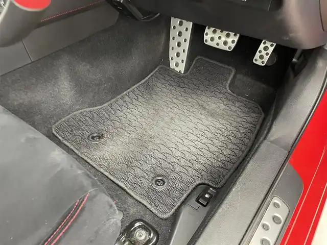 トヨタ ８６ GT 群馬県 2015(平27)年 7万km ピュアレッド tom’sテールライト/純正リアバンパーガーニッシュカバー/社外トランクスポイラー/社外グリル/＝＝＝＝＝/純正7インチSDナビ/・BT TV AM FM SD DISC AUX/=====/クルーズコントロール　パドルシフト　ワンオーナー　純正７インチＳＤナビ　ｔｏｍ｀ｓテールライト　純正リアバンパーガーニッシュカバー　社外トランクスポイラー　社外グリル　ＭＴモード付ＡＴ　禁煙車　ＥＴＣ