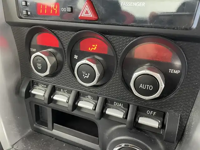 トヨタ ８６ GT 群馬県 2015(平27)年 7万km ピュアレッド tom’sテールライト/純正リアバンパーガーニッシュカバー/社外トランクスポイラー/社外グリル/＝＝＝＝＝/純正7インチSDナビ/・BT TV AM FM SD DISC AUX/=====/クルーズコントロール　パドルシフト　ワンオーナー　純正７インチＳＤナビ　ｔｏｍ｀ｓテールライト　純正リアバンパーガーニッシュカバー　社外トランクスポイラー　社外グリル　ＭＴモード付ＡＴ　禁煙車　ＥＴＣ