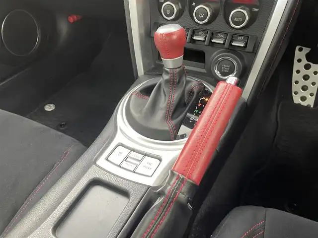 トヨタ ８６ GT 群馬県 2015(平27)年 7万km ピュアレッド tom’sテールライト/純正リアバンパーガーニッシュカバー/社外トランクスポイラー/社外グリル/＝＝＝＝＝/純正7インチSDナビ/・BT TV AM FM SD DISC AUX/=====/クルーズコントロール　パドルシフト　ワンオーナー　純正７インチＳＤナビ　ｔｏｍ｀ｓテールライト　純正リアバンパーガーニッシュカバー　社外トランクスポイラー　社外グリル　ＭＴモード付ＡＴ　禁煙車　ＥＴＣ