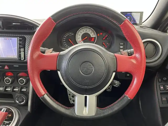 トヨタ ８６ GT 群馬県 2015(平27)年 7万km ピュアレッド tom’sテールライト/純正リアバンパーガーニッシュカバー/社外トランクスポイラー/社外グリル/＝＝＝＝＝/純正7インチSDナビ/・BT TV AM FM SD DISC AUX/=====/クルーズコントロール　パドルシフト　ワンオーナー　純正７インチＳＤナビ　ｔｏｍ｀ｓテールライト　純正リアバンパーガーニッシュカバー　社外トランクスポイラー　社外グリル　ＭＴモード付ＡＴ　禁煙車　ＥＴＣ