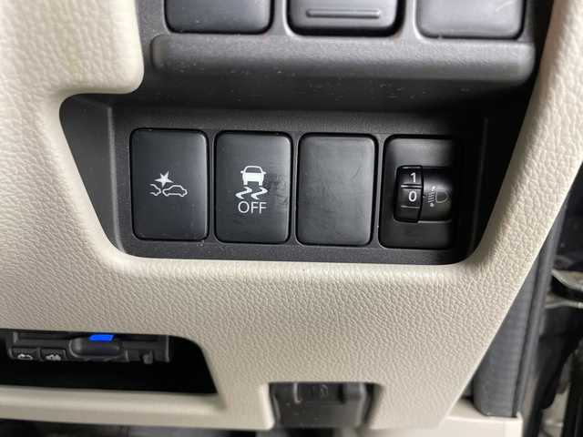 日産 デイズ ルークス X 道央・札幌 2017(平29)年 7.4万km ブラック ・４WD　/エマージェンシーブレーキ/・衝突被害軽減ブレーキ/・純正HDDナビ/・DVD.CD.フルセグ/・アラウンドビューモニターモニター/・バックカメラ/・左パワースライドドア/・プッシュスタート/スマートー/・アイドリングストップ/・スタッドレスタイヤＡＷ積込み/・ＥＴＣ