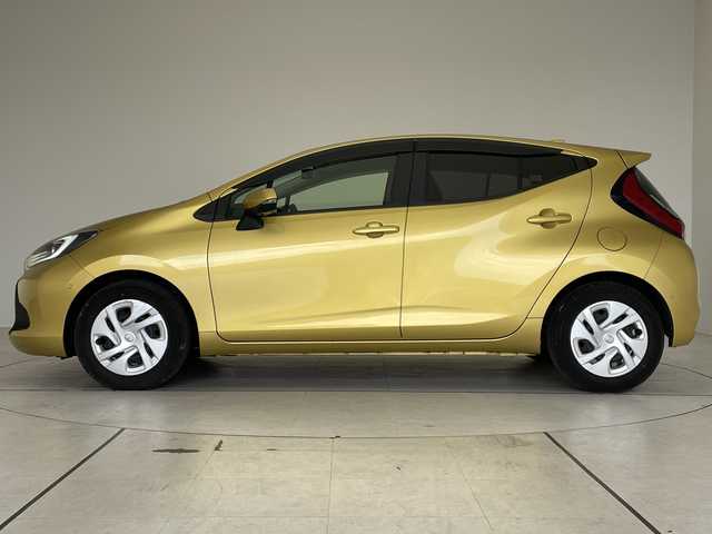 トヨタ アクア X 愛知県 2021(令3)年 1.8万km ブラスゴールドメタリック 純正ディズプレイオーディオナビ/レーダークルーズコントロール/バックカメラ/コーナーセンサー/LEDヘッドライト/オートマチックハイビーム/ETC/衝突軽減システム/フルセグ/Bluetooth/ステアリングスイッチ/スマートキー/プッシュスタート