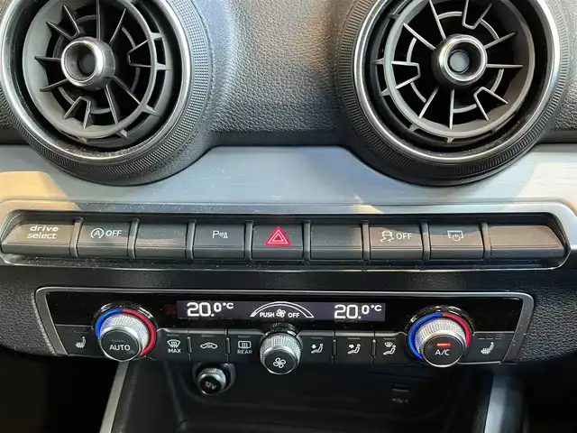 アウディ Ｑ２ 30TFSIスポーツ 宮城県 2020(令2)年 2.5万km グレー アシスタンスパッケージ/バーチャルコックピット/MMIナビゲーションシステム/フルセグTV/バックカメラ/パーキングエイド/シートヒーター/LEDヘッドライト/オートライト/アドバンストキー/パワーバックドア/純正17インチAW/ドライブレコーダー/ETC車載器