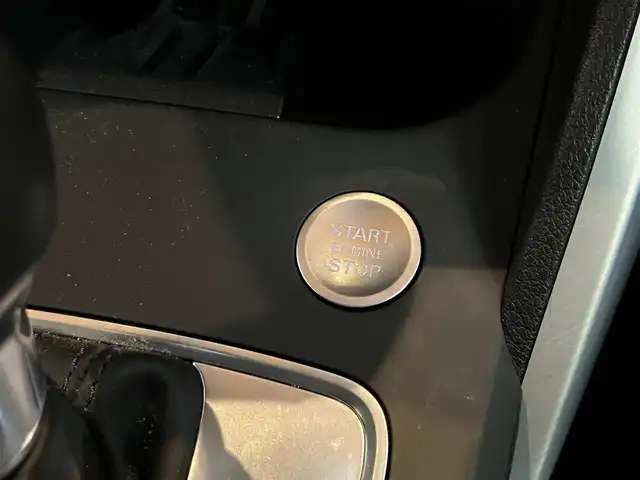 アウディ Ｑ２ 30TFSIスポーツ 宮城県 2020(令2)年 2.5万km グレー アシスタンスパッケージ/バーチャルコックピット/MMIナビゲーションシステム/フルセグTV/バックカメラ/パーキングエイド/シートヒーター/LEDヘッドライト/オートライト/アドバンストキー/パワーバックドア/純正17インチAW/ドライブレコーダー/ETC車載器