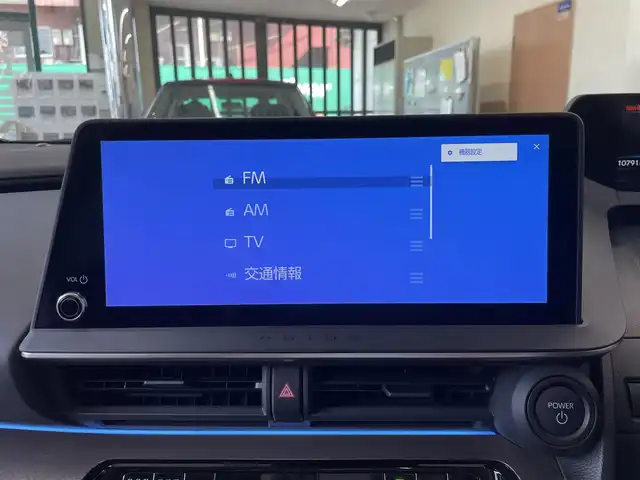 トヨタ プリウス Z 東京都 2023(令5)年 1.1万km プラチナホワイトパールマイカ ワンオーナー/メーカーナビ/（Bluetooth/フルセグ/USB/Miracast）/全方位カメラ/クリアランスソナー/ガラスルーフ/ブラックレザーシート/・前席シートヒーター/エアーシート/・運転席メモリーシート/純正デジタルインナーミラー/・F/Rドラレコ機能付き/レーダークルーズ/LDA/BSM/プロアクティブドライビングアシスト/RCTA/プリクラッシュセーフティ/アドバンストパーキング/パワーバックドア/革巻きステアリング/ステアリングヒーター/オートハイビーム/ライトレベライザー/オートライト/LEDライト/リアフォグライト/スマートキー/プッシュスタート/スペアキー/電動パーキング/オートホールド/ETC2.0/リアプライバシーガラス/ISOFIX/ワイヤレス充電/純正19インチアルミホイール/電動格納ウィンカーミラー/フロアマット/AC100V/オートエアコン/W+サイドSRS&ABS/横滑防止装置/新車時保証書/取扱説明書/ディーラー記録簿/（R6.3/R7.3）