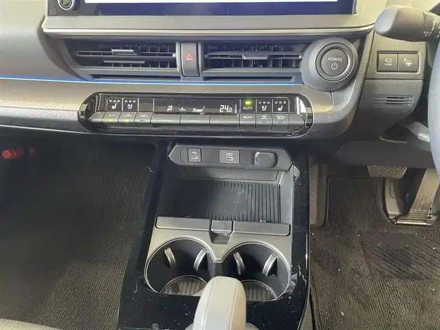 トヨタ プリウス Z 東京都 2023(令5)年 1.1万km プラチナホワイトパールマイカ ワンオーナー/メーカーナビ/（Bluetooth/フルセグ/USB/Miracast）/全方位カメラ/クリアランスソナー/ガラスルーフ/ブラックレザーシート/・前席シートヒーター/エアーシート/・運転席メモリーシート/純正デジタルインナーミラー/・F/Rドラレコ機能付き/レーダークルーズ/LDA/BSM/プロアクティブドライビングアシスト/RCTA/プリクラッシュセーフティ/アドバンストパーキング/パワーバックドア/革巻きステアリング/ステアリングヒーター/オートハイビーム/ライトレベライザー/オートライト/LEDライト/リアフォグライト/スマートキー/プッシュスタート/スペアキー/電動パーキング/オートホールド/ETC2.0/リアプライバシーガラス/ISOFIX/ワイヤレス充電/純正19インチアルミホイール/電動格納ウィンカーミラー/フロアマット/AC100V/オートエアコン/W+サイドSRS&ABS/横滑防止装置/新車時保証書/取扱説明書/ディーラー記録簿/（R6.3/R7.3）