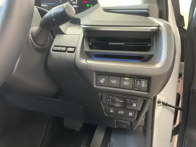 トヨタ プリウス Z 東京都 2023(令5)年 1.1万km プラチナホワイトパールマイカ ワンオーナー/メーカーナビ/（Bluetooth/フルセグ/USB/Miracast）/全方位カメラ/クリアランスソナー/ガラスルーフ/ブラックレザーシート/・前席シートヒーター/エアーシート/・運転席メモリーシート/純正デジタルインナーミラー/・F/Rドラレコ機能付き/レーダークルーズ/LDA/BSM/プロアクティブドライビングアシスト/RCTA/プリクラッシュセーフティ/アドバンストパーキング/パワーバックドア/革巻きステアリング/ステアリングヒーター/オートハイビーム/ライトレベライザー/オートライト/LEDライト/リアフォグライト/スマートキー/プッシュスタート/スペアキー/電動パーキング/オートホールド/ETC2.0/リアプライバシーガラス/ISOFIX/ワイヤレス充電/純正19インチアルミホイール/電動格納ウィンカーミラー/フロアマット/AC100V/オートエアコン/W+サイドSRS&ABS/横滑防止装置/新車時保証書/取扱説明書/ディーラー記録簿/（R6.3/R7.3）