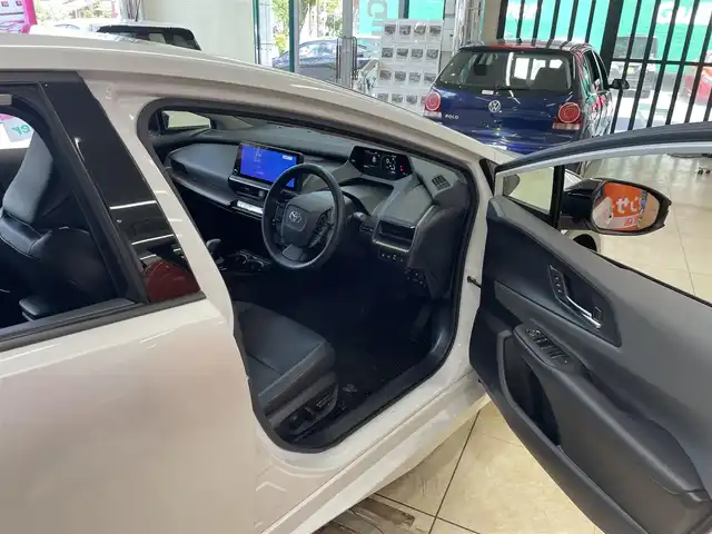 トヨタ プリウス Z 東京都 2023(令5)年 1.1万km プラチナホワイトパールマイカ ワンオーナー/メーカーナビ/（Bluetooth/フルセグ/USB/Miracast）/全方位カメラ/クリアランスソナー/ガラスルーフ/ブラックレザーシート/・前席シートヒーター/エアーシート/・運転席メモリーシート/純正デジタルインナーミラー/・F/Rドラレコ機能付き/レーダークルーズ/LDA/BSM/プロアクティブドライビングアシスト/RCTA/プリクラッシュセーフティ/アドバンストパーキング/パワーバックドア/革巻きステアリング/ステアリングヒーター/オートハイビーム/ライトレベライザー/オートライト/LEDライト/リアフォグライト/スマートキー/プッシュスタート/スペアキー/電動パーキング/オートホールド/ETC2.0/リアプライバシーガラス/ISOFIX/ワイヤレス充電/純正19インチアルミホイール/電動格納ウィンカーミラー/フロアマット/AC100V/オートエアコン/W+サイドSRS&ABS/横滑防止装置/新車時保証書/取扱説明書/ディーラー記録簿/（R6.3/R7.3）