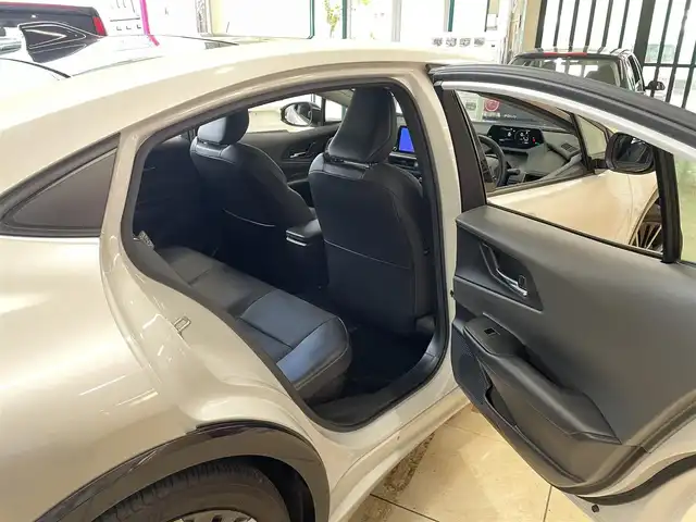 トヨタ プリウス Z 東京都 2023(令5)年 1.1万km プラチナホワイトパールマイカ ワンオーナー/メーカーナビ/（Bluetooth/フルセグ/USB/Miracast）/全方位カメラ/クリアランスソナー/ガラスルーフ/ブラックレザーシート/・前席シートヒーター/エアーシート/・運転席メモリーシート/純正デジタルインナーミラー/・F/Rドラレコ機能付き/レーダークルーズ/LDA/BSM/プロアクティブドライビングアシスト/RCTA/プリクラッシュセーフティ/アドバンストパーキング/パワーバックドア/革巻きステアリング/ステアリングヒーター/オートハイビーム/ライトレベライザー/オートライト/LEDライト/リアフォグライト/スマートキー/プッシュスタート/スペアキー/電動パーキング/オートホールド/ETC2.0/リアプライバシーガラス/ISOFIX/ワイヤレス充電/純正19インチアルミホイール/電動格納ウィンカーミラー/フロアマット/AC100V/オートエアコン/W+サイドSRS&ABS/横滑防止装置/新車時保証書/取扱説明書/ディーラー記録簿/（R6.3/R7.3）