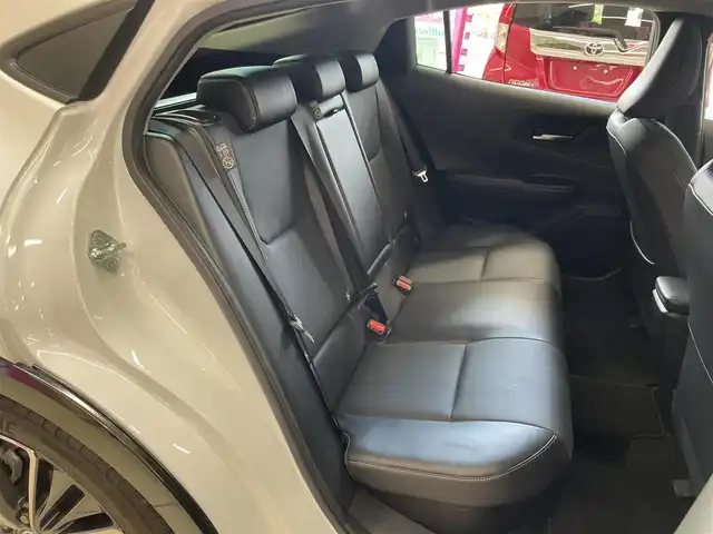 トヨタ プリウス Z 東京都 2023(令5)年 1.1万km プラチナホワイトパールマイカ ワンオーナー/メーカーナビ/（Bluetooth/フルセグ/USB/Miracast）/全方位カメラ/クリアランスソナー/ガラスルーフ/ブラックレザーシート/・前席シートヒーター/エアーシート/・運転席メモリーシート/純正デジタルインナーミラー/・F/Rドラレコ機能付き/レーダークルーズ/LDA/BSM/プロアクティブドライビングアシスト/RCTA/プリクラッシュセーフティ/アドバンストパーキング/パワーバックドア/革巻きステアリング/ステアリングヒーター/オートハイビーム/ライトレベライザー/オートライト/LEDライト/リアフォグライト/スマートキー/プッシュスタート/スペアキー/電動パーキング/オートホールド/ETC2.0/リアプライバシーガラス/ISOFIX/ワイヤレス充電/純正19インチアルミホイール/電動格納ウィンカーミラー/フロアマット/AC100V/オートエアコン/W+サイドSRS&ABS/横滑防止装置/新車時保証書/取扱説明書/ディーラー記録簿/（R6.3/R7.3）