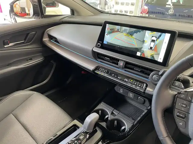 トヨタ プリウス Z 東京都 2023(令5)年 1.1万km プラチナホワイトパールマイカ ワンオーナー/メーカーナビ/（Bluetooth/フルセグ/USB/Miracast）/全方位カメラ/クリアランスソナー/ガラスルーフ/ブラックレザーシート/・前席シートヒーター/エアーシート/・運転席メモリーシート/純正デジタルインナーミラー/・F/Rドラレコ機能付き/レーダークルーズ/LDA/BSM/プロアクティブドライビングアシスト/RCTA/プリクラッシュセーフティ/アドバンストパーキング/パワーバックドア/革巻きステアリング/ステアリングヒーター/オートハイビーム/ライトレベライザー/オートライト/LEDライト/リアフォグライト/スマートキー/プッシュスタート/スペアキー/電動パーキング/オートホールド/ETC2.0/リアプライバシーガラス/ISOFIX/ワイヤレス充電/純正19インチアルミホイール/電動格納ウィンカーミラー/フロアマット/AC100V/オートエアコン/W+サイドSRS&ABS/横滑防止装置/新車時保証書/取扱説明書/ディーラー記録簿/（R6.3/R7.3）