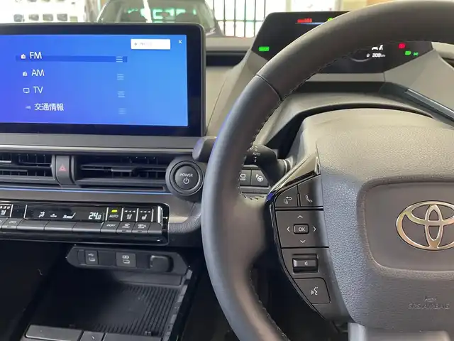 トヨタ プリウス Z 東京都 2023(令5)年 1.1万km プラチナホワイトパールマイカ ワンオーナー/メーカーナビ/（Bluetooth/フルセグ/USB/Miracast）/全方位カメラ/クリアランスソナー/ガラスルーフ/ブラックレザーシート/・前席シートヒーター/エアーシート/・運転席メモリーシート/純正デジタルインナーミラー/・F/Rドラレコ機能付き/レーダークルーズ/LDA/BSM/プロアクティブドライビングアシスト/RCTA/プリクラッシュセーフティ/アドバンストパーキング/パワーバックドア/革巻きステアリング/ステアリングヒーター/オートハイビーム/ライトレベライザー/オートライト/LEDライト/リアフォグライト/スマートキー/プッシュスタート/スペアキー/電動パーキング/オートホールド/ETC2.0/リアプライバシーガラス/ISOFIX/ワイヤレス充電/純正19インチアルミホイール/電動格納ウィンカーミラー/フロアマット/AC100V/オートエアコン/W+サイドSRS&ABS/横滑防止装置/新車時保証書/取扱説明書/ディーラー記録簿/（R6.3/R7.3）