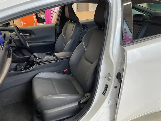 トヨタ プリウス Z 東京都 2023(令5)年 1.1万km プラチナホワイトパールマイカ ワンオーナー/メーカーナビ/（Bluetooth/フルセグ/USB/Miracast）/全方位カメラ/クリアランスソナー/ガラスルーフ/ブラックレザーシート/・前席シートヒーター/エアーシート/・運転席メモリーシート/純正デジタルインナーミラー/・F/Rドラレコ機能付き/レーダークルーズ/LDA/BSM/プロアクティブドライビングアシスト/RCTA/プリクラッシュセーフティ/アドバンストパーキング/パワーバックドア/革巻きステアリング/ステアリングヒーター/オートハイビーム/ライトレベライザー/オートライト/LEDライト/リアフォグライト/スマートキー/プッシュスタート/スペアキー/電動パーキング/オートホールド/ETC2.0/リアプライバシーガラス/ISOFIX/ワイヤレス充電/純正19インチアルミホイール/電動格納ウィンカーミラー/フロアマット/AC100V/オートエアコン/W+サイドSRS&ABS/横滑防止装置/新車時保証書/取扱説明書/ディーラー記録簿/（R6.3/R7.3）