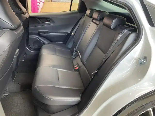トヨタ プリウス Z 東京都 2023(令5)年 1.1万km プラチナホワイトパールマイカ ワンオーナー/メーカーナビ/（Bluetooth/フルセグ/USB/Miracast）/全方位カメラ/クリアランスソナー/ガラスルーフ/ブラックレザーシート/・前席シートヒーター/エアーシート/・運転席メモリーシート/純正デジタルインナーミラー/・F/Rドラレコ機能付き/レーダークルーズ/LDA/BSM/プロアクティブドライビングアシスト/RCTA/プリクラッシュセーフティ/アドバンストパーキング/パワーバックドア/革巻きステアリング/ステアリングヒーター/オートハイビーム/ライトレベライザー/オートライト/LEDライト/リアフォグライト/スマートキー/プッシュスタート/スペアキー/電動パーキング/オートホールド/ETC2.0/リアプライバシーガラス/ISOFIX/ワイヤレス充電/純正19インチアルミホイール/電動格納ウィンカーミラー/フロアマット/AC100V/オートエアコン/W+サイドSRS&ABS/横滑防止装置/新車時保証書/取扱説明書/ディーラー記録簿/（R6.3/R7.3）