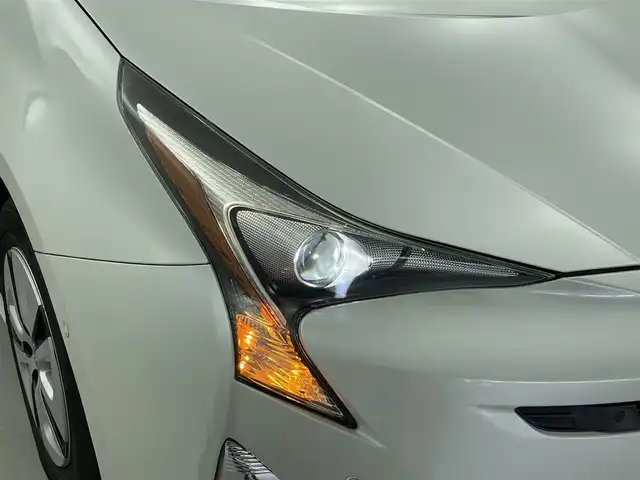 トヨタ プリウス A 福井県 2016(平28)年 6.5万km ホワイトパールクリスタルシャイン 純正９インチSDナビ/CD/DVD/フルセグTV/Bluetooth/SD/AM/FM/Toyota Safety Sense/・プリクラッシュセーフティ/・レーンデバーチャーアラート/・オートマチックハイビーム/・レーダークルーズコントロール/・ブラインドスポットモニター/・シンプルインテリジェントパーキングアシスト/・インテリジェントクリアランスソナー/・リアクロストラフィックアラート/衝突被害軽減システム/ETC/ドアバイザー/電動格納式ミラー・ミラーヒーター/LEDヘッドライト/リアワイパー/ラゲッジマット