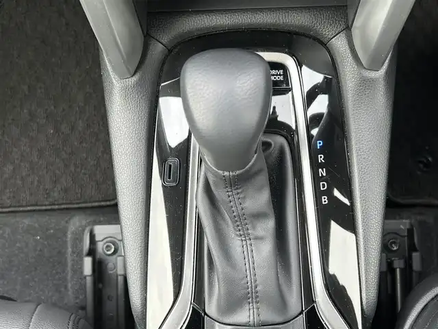 トヨタ カローラ クロス Z 愛媛県 2024(令6)年 1.4万km プラチナホワイトパールマイカ 純正10.5インチディスプレイオーディオ/車載ナビ機能/Bluetooth/フルセグTV/AppleCarPlay/コネクテッドナビ/ブラインドスポットモニター/全方位モニター/ワンオーナー/クルーズコントロール追従機能有/横滑り防止機能/衝突被害軽減システム/レーンキープアシスト/純正ビルトインETC/電動リアゲート/コーナーセンサー/パーキングアシスト/アイドリングストップ/LEDオートライト/オートマチックハイビーム/純正18インチAW/純正フロアマット/ルーフレール/スマートキー/スペアキー/運転席パワーシート/シートヒーター