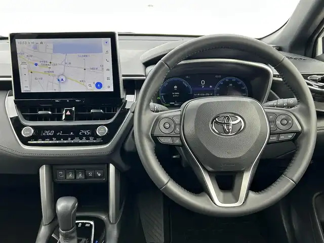 トヨタ カローラ クロス Z 愛媛県 2024(令6)年 1.4万km プラチナホワイトパールマイカ 純正10.5インチディスプレイオーディオ/車載ナビ機能/Bluetooth/フルセグTV/AppleCarPlay/コネクテッドナビ/ブラインドスポットモニター/全方位モニター/ワンオーナー/クルーズコントロール追従機能有/横滑り防止機能/衝突被害軽減システム/レーンキープアシスト/純正ビルトインETC/電動リアゲート/コーナーセンサー/パーキングアシスト/アイドリングストップ/LEDオートライト/オートマチックハイビーム/純正18インチAW/純正フロアマット/ルーフレール/スマートキー/スペアキー/運転席パワーシート/シートヒーター
