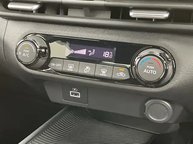 日産 オーラ ニスモ 新潟県 2022(令4)年 2.2万km スーパーブラック 純正メモリナビ（MJ321D-L）/・AM/FM/CD/DVD/Bluetooth/フルセグ/バックモニター/アラウンドビューモニター/衝突被害軽減システム/ETC2.0/前後ドライブレコーダー/純正LEDヘッドライト/オートライト/オートマチックハイビーム/純正17インチAW夏タイヤ/純正フロアマット/ABS/横滑り防止機能/前後コーナーセンサー/ステアリングスイッチ/オートブレーキホールド