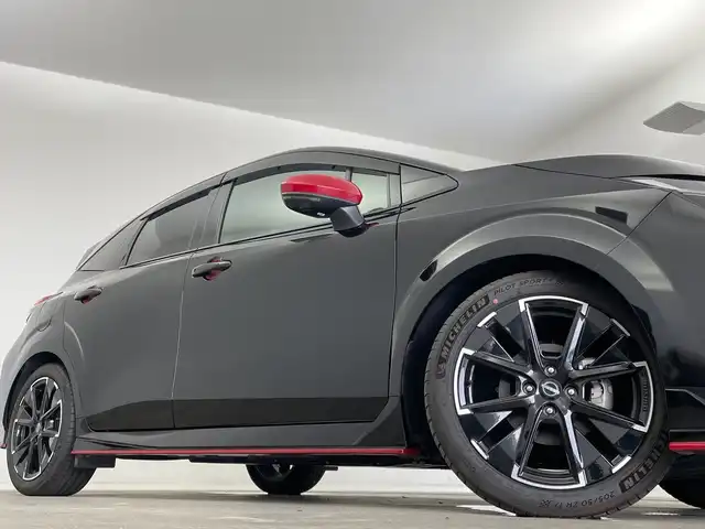 日産 オーラ ニスモ 新潟県 2022(令4)年 2.2万km スーパーブラック 純正メモリナビ（MJ321D-L）/・AM/FM/CD/DVD/Bluetooth/フルセグ/バックモニター/アラウンドビューモニター/衝突被害軽減システム/ETC2.0/前後ドライブレコーダー/純正LEDヘッドライト/オートライト/オートマチックハイビーム/純正17インチAW夏タイヤ/純正フロアマット/ABS/横滑り防止機能/前後コーナーセンサー/ステアリングスイッチ/オートブレーキホールド