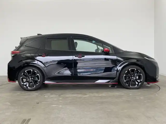 日産 オーラ ニスモ 新潟県 2022(令4)年 2.2万km スーパーブラック 純正メモリナビ（MJ321D-L）/・AM/FM/CD/DVD/Bluetooth/フルセグ/バックモニター/アラウンドビューモニター/衝突被害軽減システム/ETC2.0/前後ドライブレコーダー/純正LEDヘッドライト/オートライト/オートマチックハイビーム/純正17インチAW夏タイヤ/純正フロアマット/ABS/横滑り防止機能/前後コーナーセンサー/ステアリングスイッチ/オートブレーキホールド