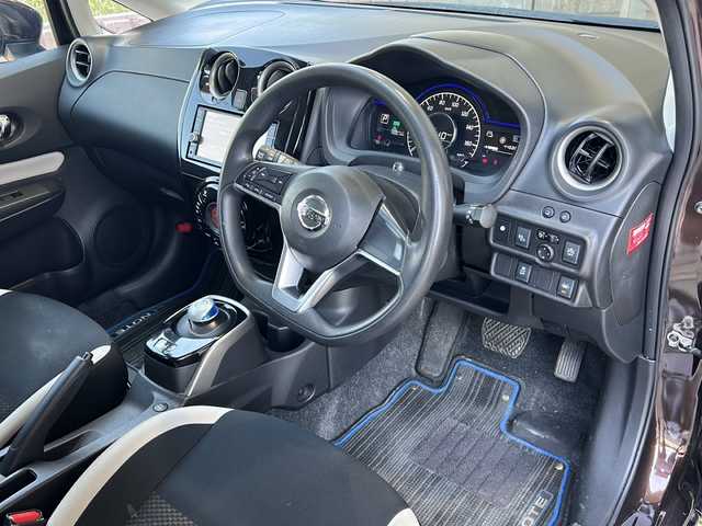 日産 ノート e－パワー X 静岡県 2019(令1)年 4.5万km インペリアルアンバーP 安全装備/・全方位カメラ/純正ナビ/FM/CD/DVD/Bluetooth/ipod/SD/フルセグTV/主要装備/・デジタルインナーミラー　/.ＥＴＣ　/・純正アルミホイール/・スマートキー　/・オートライト/・ステアリングリモコン　/・プッシュスタート/・ＬＥＤライト　/・純正フロアマット　/・衝突警報装置/・プリクラッシュセーフティー