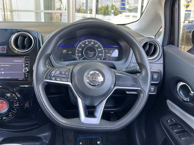 日産 ノート e－パワー X 静岡県 2019(令1)年 4.5万km インペリアルアンバーP 安全装備/・全方位カメラ/純正ナビ/FM/CD/DVD/Bluetooth/ipod/SD/フルセグTV/主要装備/・デジタルインナーミラー　/.ＥＴＣ　/・純正アルミホイール/・スマートキー　/・オートライト/・ステアリングリモコン　/・プッシュスタート/・ＬＥＤライト　/・純正フロアマット　/・衝突警報装置/・プリクラッシュセーフティー