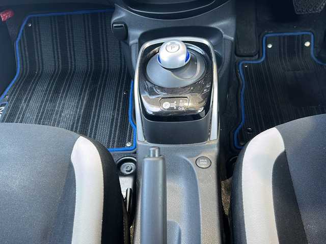 日産 ノート e－パワー X 静岡県 2019(令1)年 4.5万km インペリアルアンバーP 安全装備/・全方位カメラ/純正ナビ/FM/CD/DVD/Bluetooth/ipod/SD/フルセグTV/主要装備/・デジタルインナーミラー　/.ＥＴＣ　/・純正アルミホイール/・スマートキー　/・オートライト/・ステアリングリモコン　/・プッシュスタート/・ＬＥＤライト　/・純正フロアマット　/・衝突警報装置/・プリクラッシュセーフティー