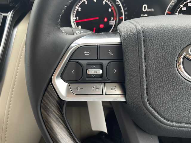 トヨタ ランドクルーザー ZX 福岡県 2024(令6)年 0.4万km プレシャスホワイトパール ・ワンオーナー/・純正ナビ　フルセグ　/・リアエンターテイメントシステム/・全方位カメラ/・クールBOX/・純正20インチアルミホイル/・ヘッドアップディスプレイ/・ブラインドスポットモニター/・ルーフレール/・サンルーフ/・ベージュレザーシート/・スマートキー/・エアバック/・パワーシート/・スペアキー/・フロアマット/・ドアバイザー