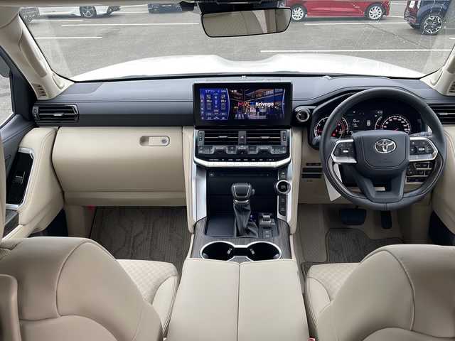 トヨタ ランドクルーザー ZX 福岡県 2024(令6)年 0.4万km プレシャスホワイトパール ・ワンオーナー/・純正ナビ　フルセグ　/・リアエンターテイメントシステム/・全方位カメラ/・クールBOX/・純正20インチアルミホイル/・ヘッドアップディスプレイ/・ブラインドスポットモニター/・ルーフレール/・サンルーフ/・ベージュレザーシート/・スマートキー/・エアバック/・パワーシート/・スペアキー/・フロアマット/・ドアバイザー