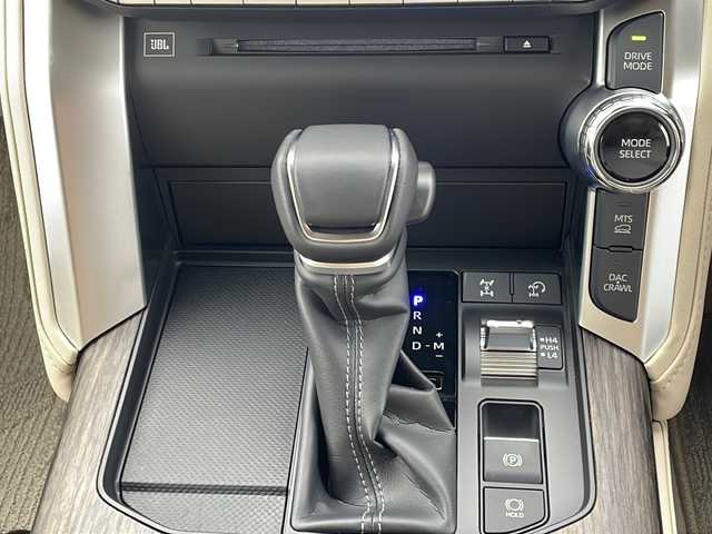 トヨタ ランドクルーザー ZX 福岡県 2024(令6)年 0.4万km プレシャスホワイトパール ・ワンオーナー/・純正ナビ　フルセグ　/・リアエンターテイメントシステム/・全方位カメラ/・クールBOX/・純正20インチアルミホイル/・ヘッドアップディスプレイ/・ブラインドスポットモニター/・ルーフレール/・サンルーフ/・ベージュレザーシート/・スマートキー/・エアバック/・パワーシート/・スペアキー/・フロアマット/・ドアバイザー