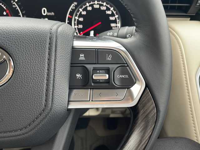 トヨタ ランドクルーザー ZX 福岡県 2024(令6)年 0.4万km プレシャスホワイトパール ・ワンオーナー/・純正ナビ　フルセグ　/・リアエンターテイメントシステム/・全方位カメラ/・クールBOX/・純正20インチアルミホイル/・ヘッドアップディスプレイ/・ブラインドスポットモニター/・ルーフレール/・サンルーフ/・ベージュレザーシート/・スマートキー/・エアバック/・パワーシート/・スペアキー/・フロアマット/・ドアバイザー