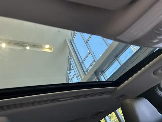 メルセデス・ベンツ Ｅ３５０ ブルーテックワゴンアバンギャルド 大阪府 2011(平23)年 5.5万km イリジウムシルバー サンルーフ/純正ナビ/TV/バックカメラ/純正17インチAW/HIDヘッドライト/クリアランスソナー/電動リアゲート/パドルシフト/ＥＴＣ/黒革/メモリ付きパワーシート/シートヒーター/クルコン/ルーフレール