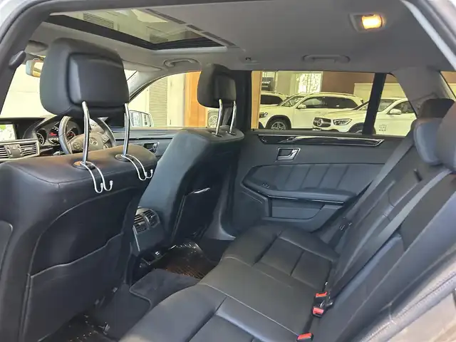 メルセデス・ベンツ Ｅ３５０ ブルーテックワゴンアバンギャルド 大阪府 2011(平23)年 5.5万km イリジウムシルバー サンルーフ/純正ナビ/TV/バックカメラ/純正17インチAW/HIDヘッドライト/クリアランスソナー/電動リアゲート/パドルシフト/ＥＴＣ/黒革/メモリ付きパワーシート/シートヒーター/クルコン/ルーフレール