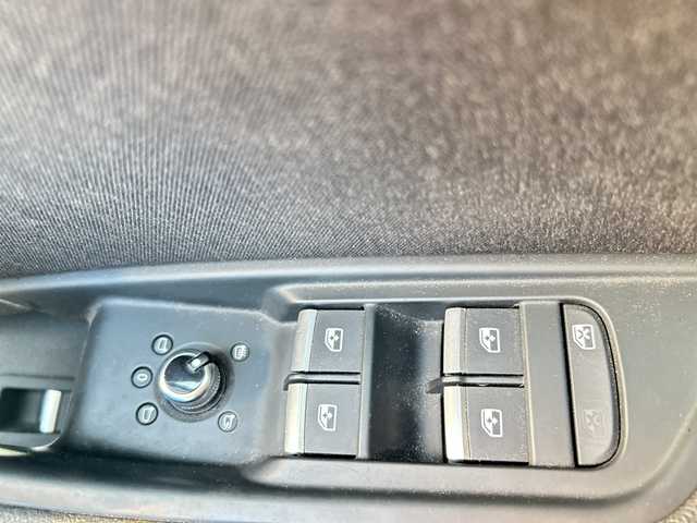 アウディ Ａ４ 2．0TFSIスポーツ 千葉県 2016(平28)年 3.7万km 白 純正ナビ　シートヒーター　パワーシート　バックカメラ　クルーズコントロール　ドライブレコーダー　スマートキー　純正フロアマット　オートライト　ＥＴＣ　純正ＡＷ　ＬＥＤヘッドライト　トランクスポイラー