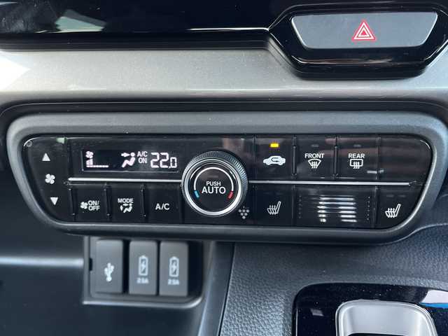 ホンダ Ｎ ＢＯＸ カスタム L スタイル+ブラック 千葉県 2022(令4)年 4.1万km クリスタルブラックパール 純正8インチナビ/(AM/FM/フルセグTV/BT/CD/DVD/)/衝突被害軽減システム/車線逸脱警報/バックカメラ/クルーズコントロール/横滑り防止装置/ビルトインETC/LEDヘッドライト/フォグランプ/オートライト/ウィンカーミラー/電動格納ミラー/純正14インチAW/シートリフター/シートヒーター/プッシュスタート/スマートキー/フロアマット/スペアキー