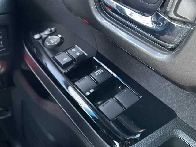 ホンダ Ｎ ＢＯＸ カスタム L スタイル+ブラック 千葉県 2022(令4)年 4.1万km クリスタルブラックパール 純正8インチナビ/(AM/FM/フルセグTV/BT/CD/DVD/)/衝突被害軽減システム/車線逸脱警報/バックカメラ/クルーズコントロール/横滑り防止装置/ビルトインETC/LEDヘッドライト/フォグランプ/オートライト/ウィンカーミラー/電動格納ミラー/純正14インチAW/シートリフター/シートヒーター/プッシュスタート/スマートキー/フロアマット/スペアキー