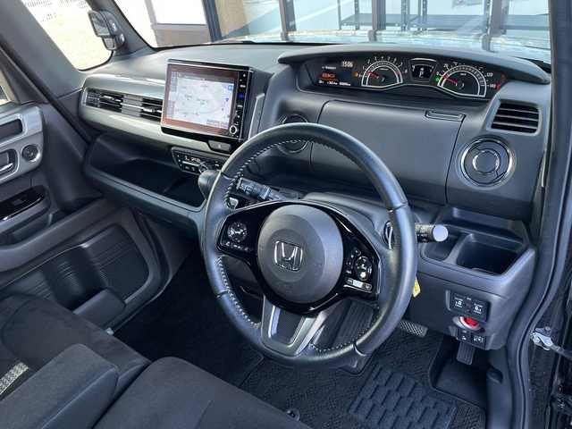 ホンダ Ｎ ＢＯＸ カスタム L スタイル+ブラック 千葉県 2022(令4)年 4.1万km クリスタルブラックパール 純正8インチナビ/(AM/FM/フルセグTV/BT/CD/DVD/)/衝突被害軽減システム/車線逸脱警報/バックカメラ/クルーズコントロール/横滑り防止装置/ビルトインETC/LEDヘッドライト/フォグランプ/オートライト/ウィンカーミラー/電動格納ミラー/純正14インチAW/シートリフター/シートヒーター/プッシュスタート/スマートキー/フロアマット/スペアキー