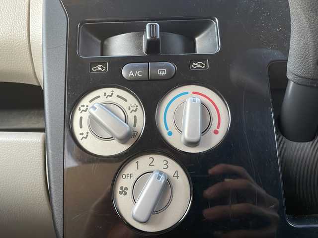 日産 デイズ J 青森県 2015(平27)年 5.7万km クールシルバー 純正オーディオ/エマージェンシーブレーキ/踏み間違え防止装置/横滑り防止装置/ブレーキアシスト/ETC/オートレベリング機能/純正フロアマット/ドアバイザー/リモコンキー