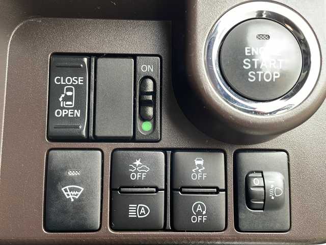 トヨタ ルーミー X S 岩手県 2019(平31)年 5.5万km ブライトシルバーM 純正SDナビ/AM/FM/CD/DVD/Bluetooth/フルセグTV/純正オーディオ/バックカメラ/ETC/ドライブレコーダー/横滑り防止装置/アイドリングストップ/シートヒーター/オートライト/オートハイビーム/フォグランプ/スマートキー/プッシュスタート/電動格納ミラー/社外14インチAW/純正フロアマット/純正ドアバイザー