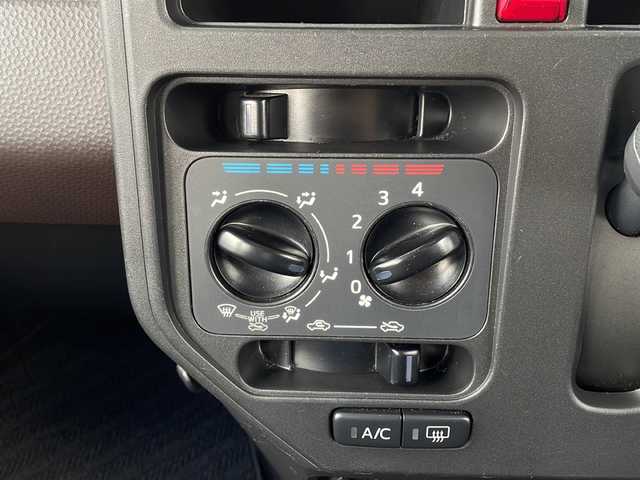 トヨタ ルーミー X S 岩手県 2019(平31)年 5.5万km ブライトシルバーM 純正SDナビ/AM/FM/CD/DVD/Bluetooth/フルセグTV/純正オーディオ/バックカメラ/ETC/ドライブレコーダー/横滑り防止装置/アイドリングストップ/シートヒーター/オートライト/オートハイビーム/フォグランプ/スマートキー/プッシュスタート/電動格納ミラー/社外14インチAW/純正フロアマット/純正ドアバイザー