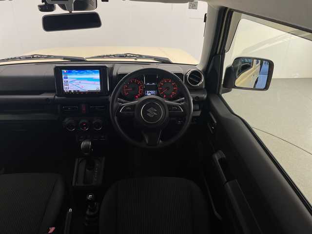 スズキ ジムニー XC 宮崎県 2019(令1)年 7万km シフォンアイボリーM 禁煙車/衝突被害軽減ブレーキ/純正8型ナビTV/（CN-RZ843/CD/DVD/Bluetooth/フルセグTV)/純正バックカメラ/純正LEDオートライト/純正フォグ/純正16インチアルミ/純正ラバーマット/クルーズコントロール/ダウンヒルアシストコントロール/オートマチックハイビーム/レーンディパーチャーアラート/前席シートヒーター/オートエアコン/ウインカードアミラー/本革巻ハンドル/スマートキー/プッシュエンジンスタート/スペアキー/新車時保証書/取扱い説明書