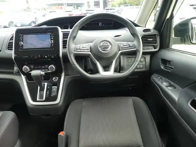 日産 セレナ ハイウェイスター Vセレクション 千葉県 2018(平30)年 6.1万km ブリリアントホワイトパール エマージェンシーブレーキ/プロパイロット/インテリジェントクルーズコントロール/インテリジェントルームミラー/ハンズフリー両側パワースライドドア/純正SDナビ/地デジTV/【DVD/CD再生機能　Bluetooth接続】/アラウンドビューモニター/革巻きステアリング/ステアリングスイッチ/ETC/LEDヘッドライト/ウインカーミラー/コーナーセンサー/純正16インチアルミホイル/サイド/カーテンエアバッグ/インテリジェントキー