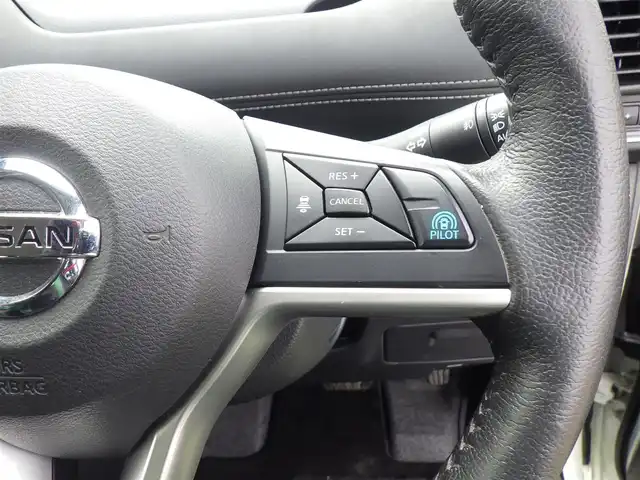 日産 セレナ ハイウェイスター Vセレクション 千葉県 2018(平30)年 6.1万km ブリリアントホワイトパール エマージェンシーブレーキ/プロパイロット/インテリジェントクルーズコントロール/インテリジェントルームミラー/ハンズフリー両側パワースライドドア/純正SDナビ/地デジTV/【DVD/CD再生機能　Bluetooth接続】/アラウンドビューモニター/革巻きステアリング/ステアリングスイッチ/ETC/LEDヘッドライト/ウインカーミラー/コーナーセンサー/純正16インチアルミホイル/サイド/カーテンエアバッグ/インテリジェントキー