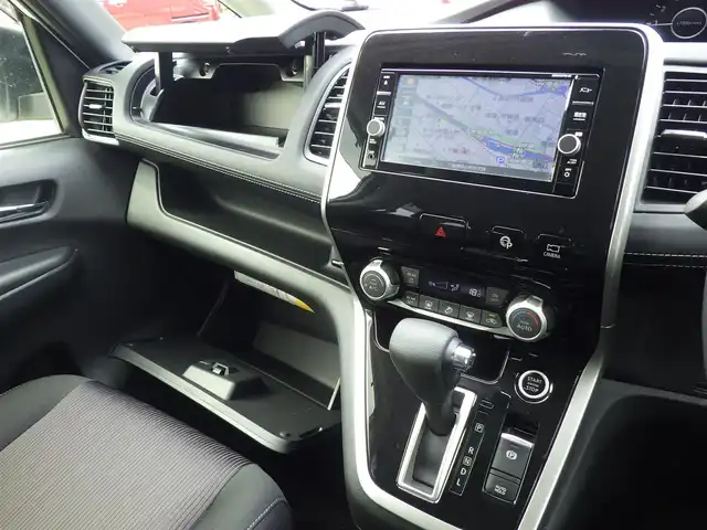 日産 セレナ ハイウェイスター Vセレクション 千葉県 2018(平30)年 6.1万km ブリリアントホワイトパール エマージェンシーブレーキ/プロパイロット/インテリジェントクルーズコントロール/インテリジェントルームミラー/ハンズフリー両側パワースライドドア/純正SDナビ/地デジTV/【DVD/CD再生機能　Bluetooth接続】/アラウンドビューモニター/革巻きステアリング/ステアリングスイッチ/ETC/LEDヘッドライト/ウインカーミラー/コーナーセンサー/純正16インチアルミホイル/サイド/カーテンエアバッグ/インテリジェントキー