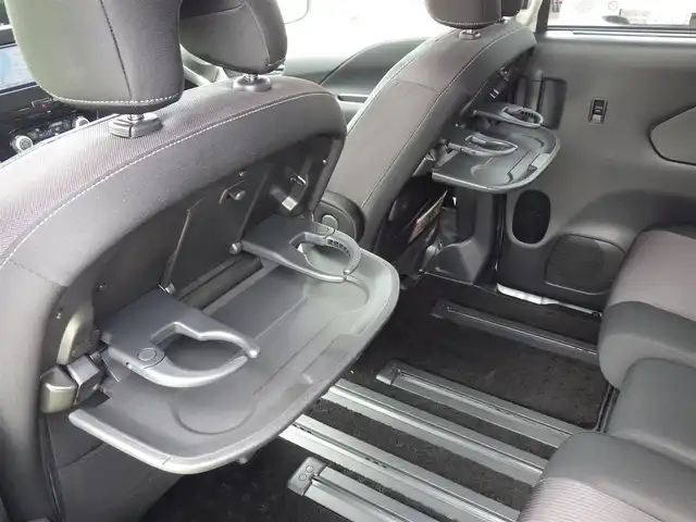 日産 セレナ ハイウェイスター Vセレクション 千葉県 2018(平30)年 6.1万km ブリリアントホワイトパール エマージェンシーブレーキ/プロパイロット/インテリジェントクルーズコントロール/インテリジェントルームミラー/ハンズフリー両側パワースライドドア/純正SDナビ/地デジTV/【DVD/CD再生機能　Bluetooth接続】/アラウンドビューモニター/革巻きステアリング/ステアリングスイッチ/ETC/LEDヘッドライト/ウインカーミラー/コーナーセンサー/純正16インチアルミホイル/サイド/カーテンエアバッグ/インテリジェントキー