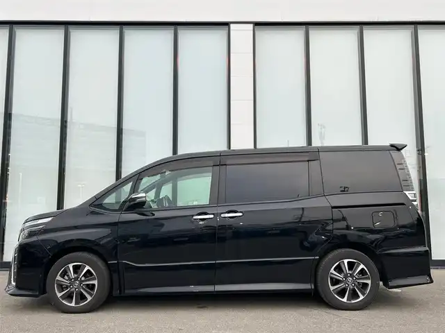 トヨタ ヴォクシー ZS 煌Ⅱ 大阪府 2020(令2)年 1.9万km ブラック 純正１０インチナビ/  フルセグTV/CD/DVD/Bluetooth/USB/バックモニター/衝突軽減ブレーキ/横滑り防止装置/コーナーセンサー/両側パワースライドドア/クルーズコントロール/ステアリングスイッチ/アイドリングストップ/ドライブレコーダー/オートマチックハイビーム/ハーフレザーシート/純正16インチアルミホイール/プッシュスタート/スマートキー/ＥＴＣ/ＬＥＤライト