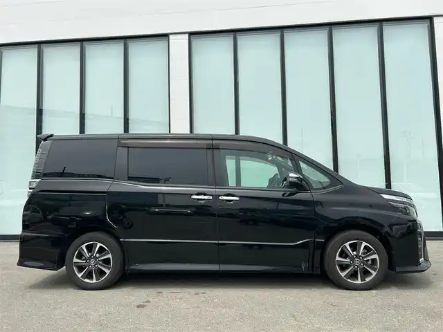 トヨタ ヴォクシー ZS 煌Ⅱ 大阪府 2020(令2)年 1.9万km ブラック 純正１０インチナビ/  フルセグTV/CD/DVD/Bluetooth/USB/バックモニター/衝突軽減ブレーキ/横滑り防止装置/コーナーセンサー/両側パワースライドドア/クルーズコントロール/ステアリングスイッチ/アイドリングストップ/ドライブレコーダー/オートマチックハイビーム/ハーフレザーシート/純正16インチアルミホイール/プッシュスタート/スマートキー/ＥＴＣ/ＬＥＤライト