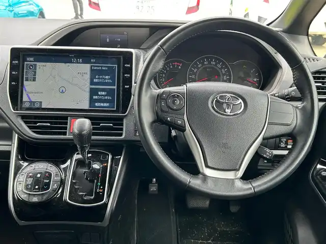 トヨタ ヴォクシー ZS 煌Ⅱ 大阪府 2020(令2)年 1.9万km ブラック 純正１０インチナビ/  フルセグTV/CD/DVD/Bluetooth/USB/バックモニター/衝突軽減ブレーキ/横滑り防止装置/コーナーセンサー/両側パワースライドドア/クルーズコントロール/ステアリングスイッチ/アイドリングストップ/ドライブレコーダー/オートマチックハイビーム/ハーフレザーシート/純正16インチアルミホイール/プッシュスタート/スマートキー/ＥＴＣ/ＬＥＤライト
